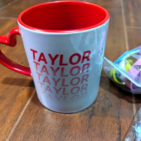 Taylor Swift Swiftie Bundle - Picture 4 of 16
